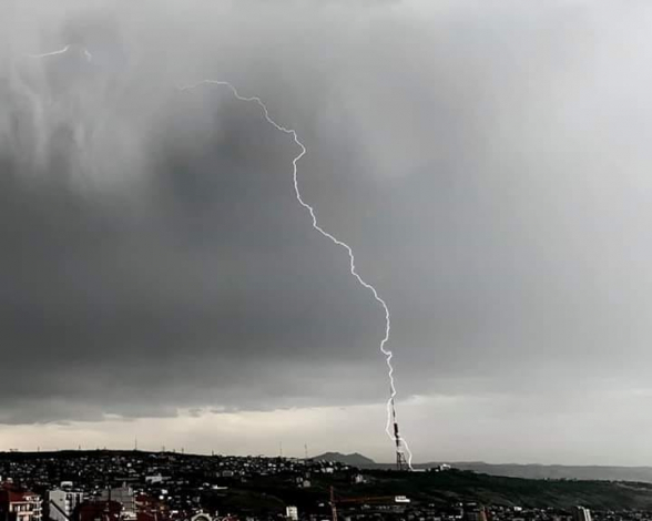 Օրվա կադր․ գծային կայծակի հարվածը Երևանում