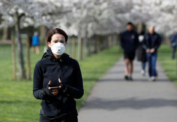 Медицинские маски бесполезны на улице – ученый