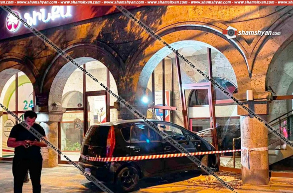 Երևանում «Mitsubishi Gold»-ը մխրճվել է «ՖԻՆՔԱ» ՈՒՎԿ-ի գրասենյակի տարածք՝ կոտրելով ապակիները