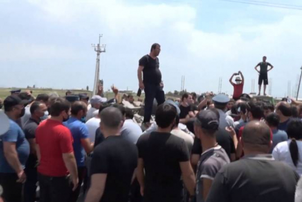 «Մեյմանդարի» շուկայում մեքենա շրջած անձինք բերման են ենթարկվել (տեսանյութ)