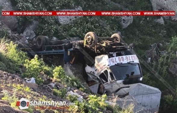 Արագածոտնի մարզում «Mercedes» մակնիշի ավտոքարշակը բախվել է երկաթե արգելապատնեշին և մի քանի պտույտ գլորվելով՝ գլխիվայր հայտնվել ձորում