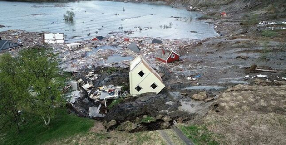 Мощный оползень в Норвегии сбросил в море 8 домов (видео)