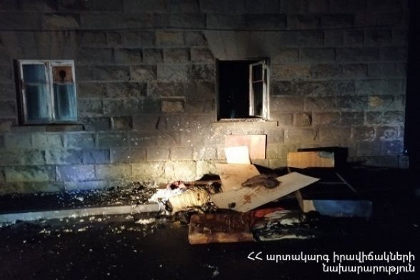 Ջերմուկ քաղաքի Մյասնիկյան փողոցի բնակարաններից մեկում հրդեհ է բռնկվել․ դեպքի վայր մեկնել է երկու մարտական հաշվարկ