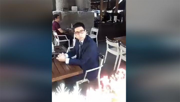 Ռուստամ Բադասյանը սրճարանում է՝ առանց դիմակի (տեսանյութ)