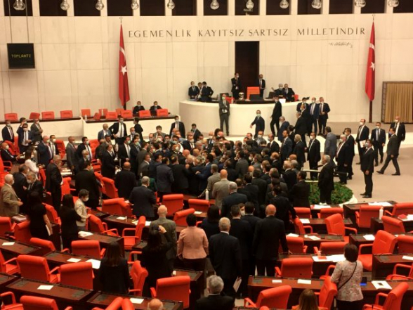 В парламенте Турции произошла массовая драка (видео)
