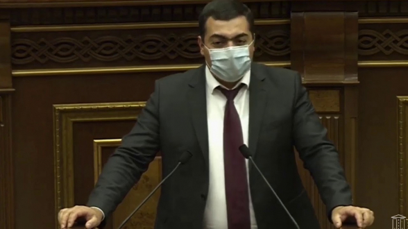 Ծխա՞ծ է, թե՞ խմած. «Իմ քայլի» պատգամավորի ելույթը քննարկման առարկա է դարձել (տեսանյութ)