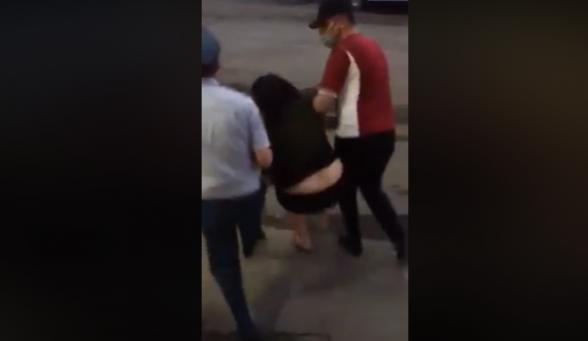 Սպիտակում ոստիկաններն ուժ են կիրառում կնոջ նկատմամբ՝ դիմակը պատշաճ չկրելու համար