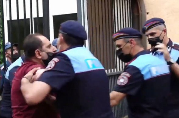 Ոստիկանության Արաբկիրի բաժանմունքի դիմացից բերման է ենթարկվել 27 քաղաքացի. նրանց նկատմամբ արձանագրություն է կազմվել