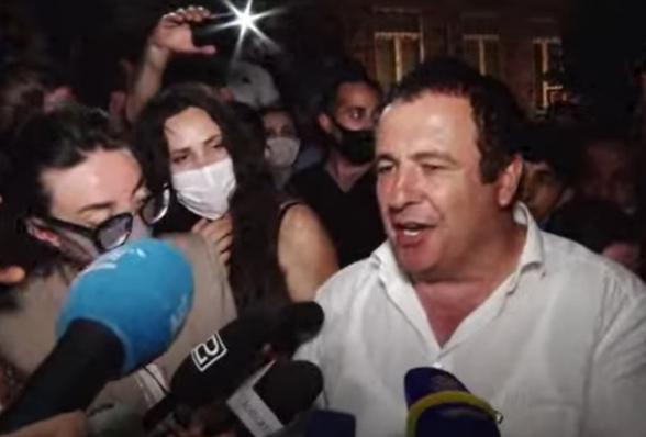 Гагик Царукян вышел из здания СНБ (видео, дополнено)