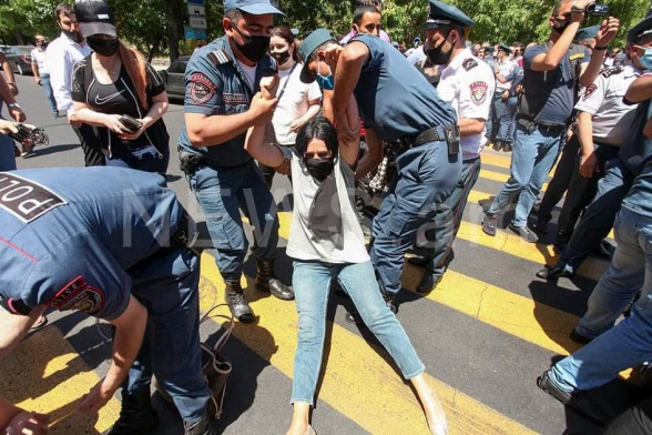 Մարդու իրավունքների պաշտպանն անընդունելի է համարում նստացույց հայտարարած կին պատգամավորներին փողոցից հեռացնելու եղանակը