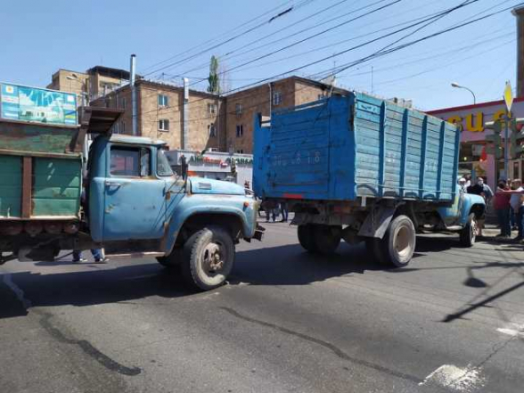 Граждане перекрыли грузовиками трассу Ереван-Абовян, ряд улиц в Ереване (фото)