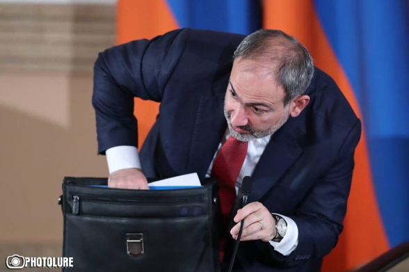 Մարդ կա` չգիտի, բայց չգիտի, որ չգիտի, մարդ էլ կա` լավ էլ գիտի, բայց իրեն չիմացողի տեղ է դնում