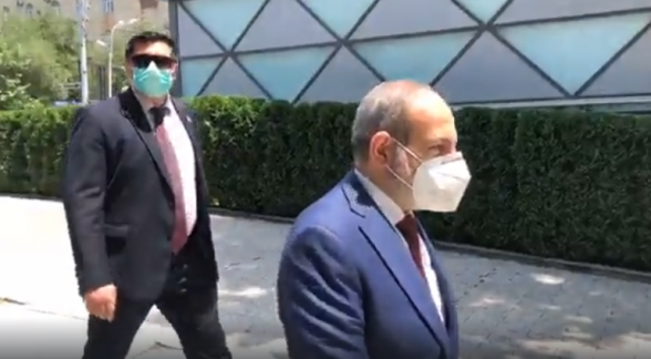 Никол Пашинян раздает гражданам на улице медицинские маски (прямой эфир)