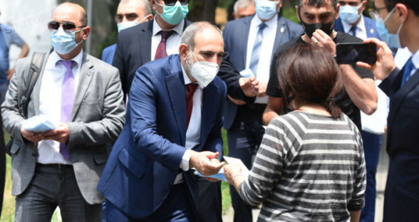 Համարյա ինչպես հի՜ն, ռաբիս երգում. «Դիմակ, դիմակ, դիմակ էլ կստանա՜ս...»