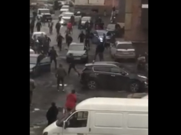 Дагестанцы и азербайджанцы устроили массовую драку в Норильске (видео)