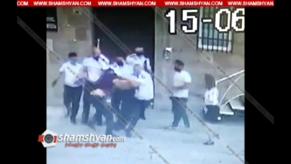 Տեսախցիկն արձանագրել է՝ ինչպես են Երևանում ԴԱՀԿ աշխատակիցները բռնություն կիրառում քաղաքացու նկատմամբ
