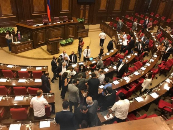 В парламенте ухудшилось самочувствие депутата (видео)