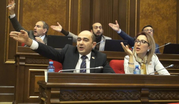 Եվ թո՛ղ հողը թեթև չլինի «Լուսավոր»-ի վրա