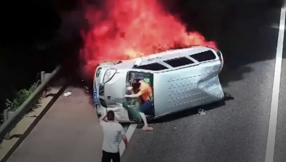 Очевидец вытащил людей из машины, вспыхнувшей после опрокидывания на трассе (видео)