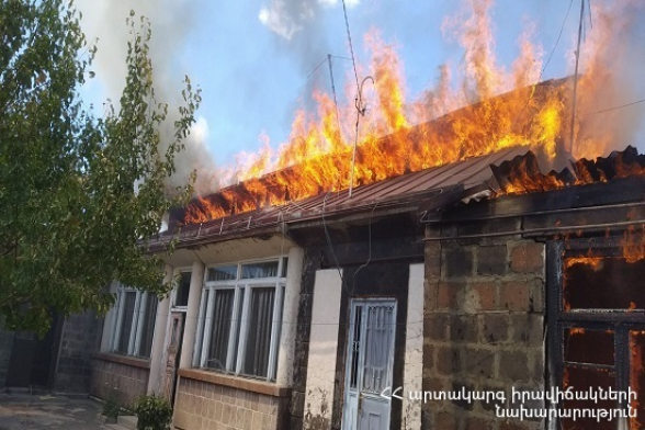 Գյումրի քաղաքում այրվել են տներից մեկի մանսարդային տանիքը (մոտ 90 քմ) և խորդանոցի տանիքը (մոտ 10 քմ)