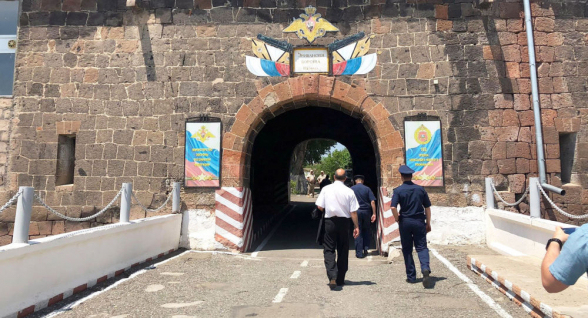 Военно-политическая и геополитическая незрелость: Минобороны РА опровергло слухи о выводе базы РФ