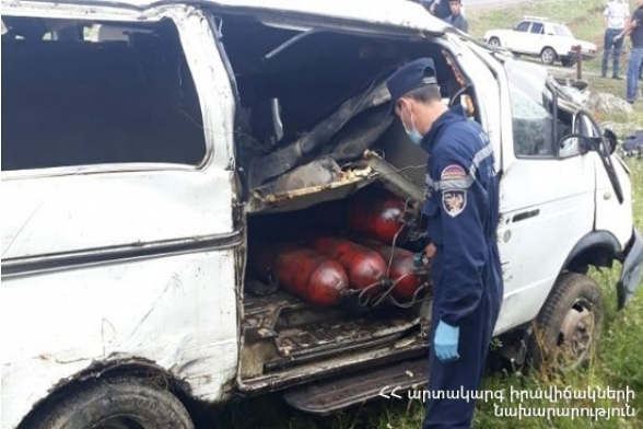 Վարդենիս-Ապարան ավտոճանապարհին «ԳԱԶել» մակնիշի ավտոմեքենան դուրս է եկել ճանապարհի երթևեկելի հատվածից, բախվել պատին և կողաշրջվել