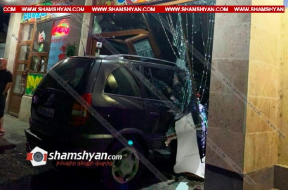 Երևանում Opel-ը մխրճվել է գյուղմթերքի խանութի մեջ