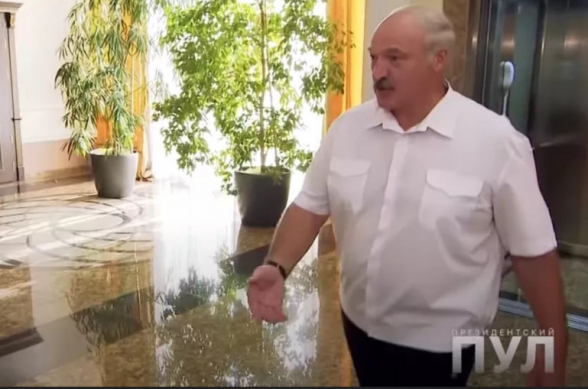 Лукашенко пришел на интервью без обуви