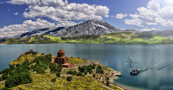 В озере Ван затонуло судно с десятками пассажиров на борту