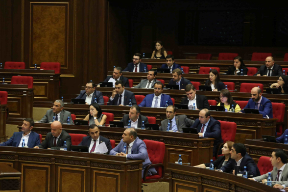 Քայլականներն զբաղված են քաղաքական ահաբեկչությամբ, իսկ մարդիկ մահանում են վարակից