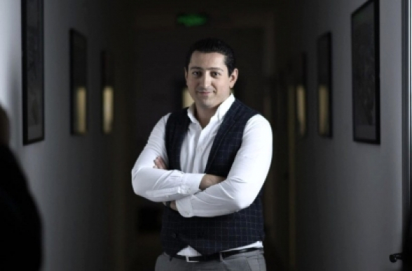 Երևանում թալանել են «Քառյակ Մեդիա» ընկերության տնօրենի Mercedes-ը