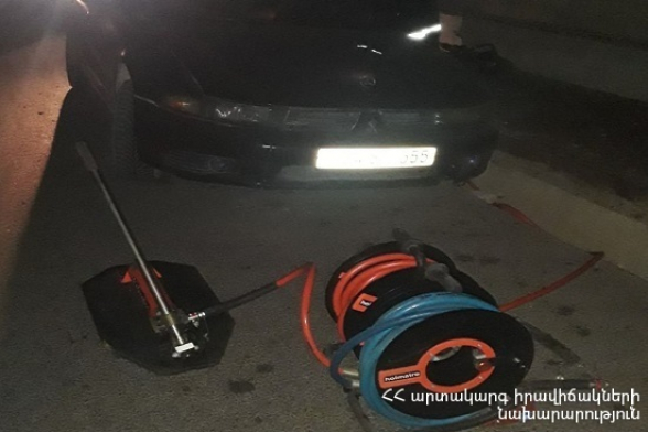 Գետահովիտ գյուղում ավտոմեքենան դուրս է եկել ճանապարհի երթևեկելի հատվածից և ընկել ճամփեզրի ջրատարը