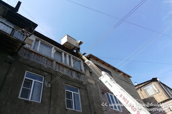 Գյումրի քաղաքում շենքերից մեկի տանիքից հեռացրել վտանգ ներկայացնող մոտ 1200 հատ աղյուս