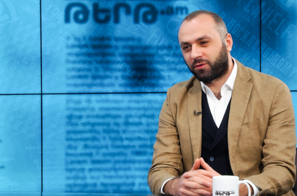 Ո՞ր Սահմանադրության պատիվն է ուզում պաշտպանել Վահե Գրիգորյանը, այն, որն ինքը բռնաբարության արդյո՞ւնք է համարում, թե որն ինքը ուզում էր խախտել ամենալկտի ձևով խախտել