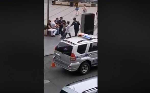 Ոստիկանները բերման են ենթարկում երիտասարդ աղջիկների (տեսանյութ)