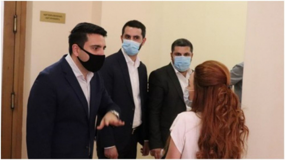 Ալե՛ն, նայի՛ր շուրջբոլորդ և մի՛ խոսիր ծրարներից