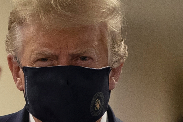 Трамп впервые появился на публике в защитной маске