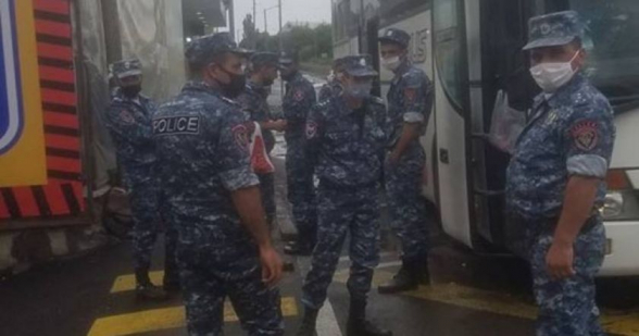 Ոստիկանության բրիգադն է, որը ուղևորվում է մարզեր՝ դիմակ-տուգանք օպերացիայի (լուսանկար)