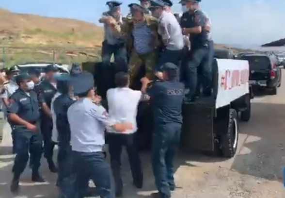 Участникам движения ВЕТО не разрешили провести автопробег: их подвергли приводу (видео)