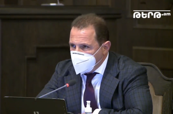 К армянским позициям, по непонятным причинам, подъехал автомобиль УАЗ, из которого вышли азербайджанские военные и двинулись в сторону одной из армянских позиций – Давид Тоноян (видео)