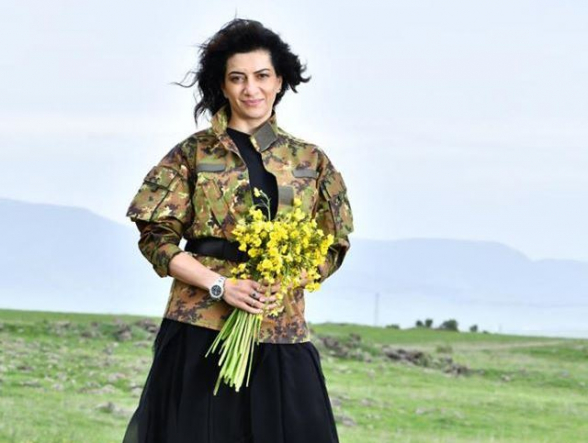 Սահմանում մղվող մարտերի ֆոնին Աննա Հակոբյանի այս պացիֆիզմին ու ծաղիկներով ֆոտոսեսիային ի՞նչ անուն տաս, եթե ոչ՝ ստոր դավաճանություն