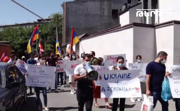 ՀՅԴ երիտասարդները բորշչ լցրեցին ՀՀ-ում Ուկրաինայի դեսպանատան վրա, կոչ արեցին Ուկրաինային չաջակցել ագրեսոր Ադրբեջանին (տեսանյութ)