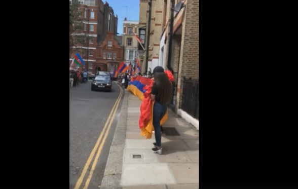 Լոնդոնում լարված վիճակ է. հայերը պաշտպանում են ՀՀ դեսպանատունը ադրբեջանցիներից (տեսանյութ)