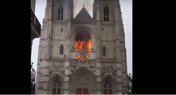 Во французском Нанте загорелся собор святых Петра и Павла (видео)