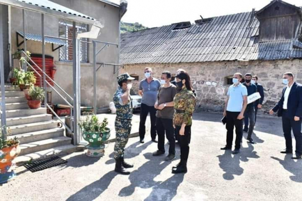 Այդքան մարդկանց մեջ մեկը չկա՞ր, որ հասկանար, թե ինչ խայտառակություն և կանոնադրության խախտում է այդ ամենը