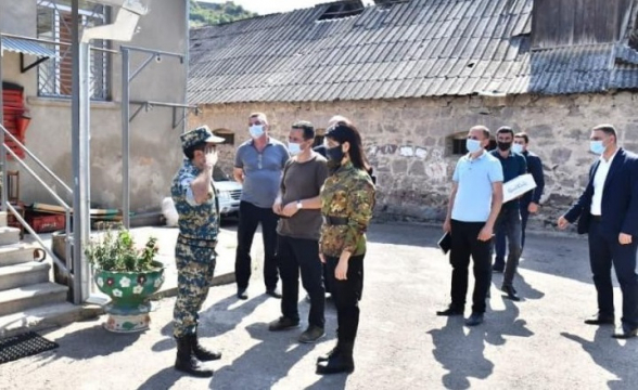 Լսեք, իսկ գուցե Սահմանադրությա՞մբ ամրագրեք վարչապետի տիկնոջը «պատվի առնելը»