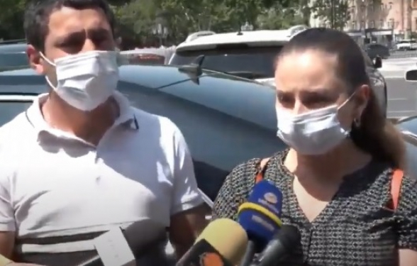 Ոստիկանը բոլորին թողնում է, որ ցույց անեն, իսկ ՀՅԴ-ական Գոռին ու Քրիստինեին ճանաչում է և պահանջում, որ հեռանան (լուսանկար)