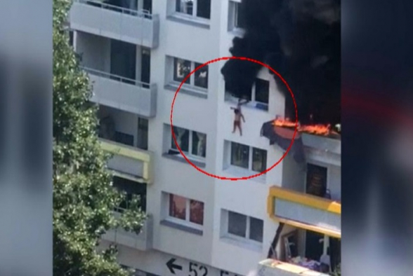 Во Франции толпа поймала выброшенных во время пожара из окна детей