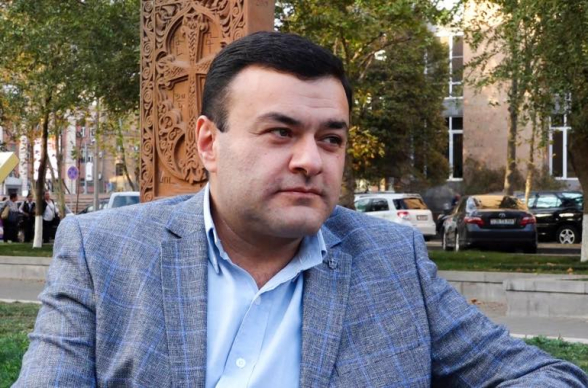 Ոչինչ ոչ մեկին հետաքրքիր չէր, հնչում էր միայն գըմփ-գըմփ-հուն, իսկ հիմա որևէ բանի վրա պետք չէ զարմանալ