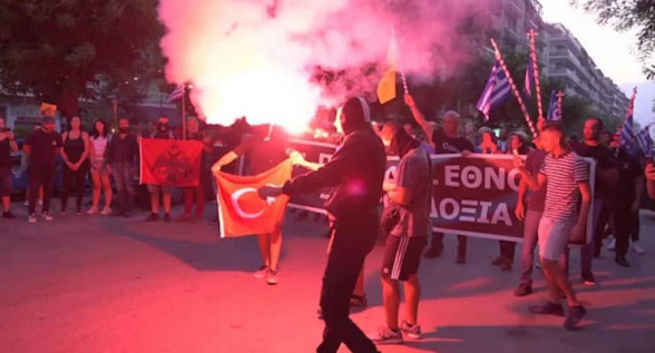 Սալոնիկի բողոքի ակցիայից հետո Թուրքիայի ՊՆ-ն սպառնացել է կոտրել իրենց դրոշը վառողների ձեռքերը